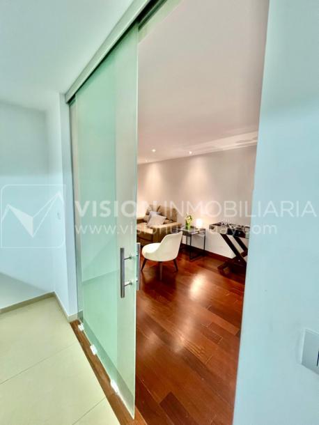 Apartamento en Venta en Pocitos / Punta Carretas.  Bajó de Precio!!  2 Dormitorios, uno en Suite con Vestidor.  2 Baños, Balcón, terminaciones Premium.  Se vende Amueblado. Tiene cómodo Garaje para 1 auto.  Piso 4 al frente.  Amenities: Barbacoa y Gy-20