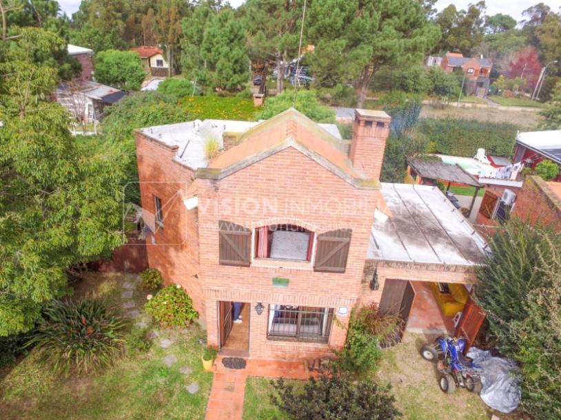 Casa moderna 2 dorm, 2 baños, 409 m2 terreno y 157m2 construidos, Fortin de Santa Rosa, con buen fondo y barbacoa, Garaje.-2