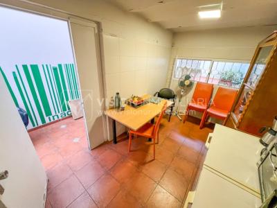 Oportunidad de Inversión: Venta de Mansión de 1905 de prestancia Señorial. Son 676 m2 en 2 plantas. Inmaculada, gran nivel. Amueblada. Ciudad Vieja. Terreno de 393 m2. Fachada de 10,5 mts. por calle Misiones. Protección Patrimonial grado 3 - U$ 507.1