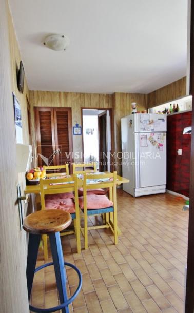 Apartamento en piso alto, 2 dorm. y servicio, muy amplios ambientes 118m2 con amenities y gran confort.-50