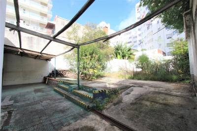 Padrón único de 641m2 en Pocitos con Casa de 13 ambientes, 302m2 construidos.