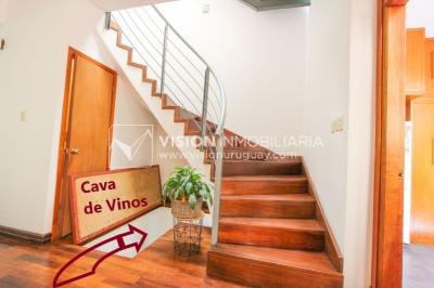 Casa inmaculada, reciclaje gran nivel, diseño y confort, Padrón Único, Punta Carretas; 3 dorm y 3 baños, barbacoa cerrada y terraza al frente, patio interior, 202 m2 construidos. A 20 mts. de Rambla, vista lateral al mar.