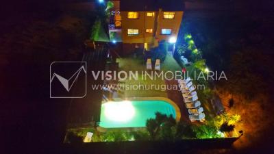 Espectacular Casa en Punta del Diablo a pasos del mar; piscina climatizada, barbacoa, chillout.