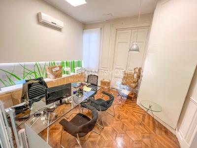 Oportunidad de Inversión: Venta de Mansión de 1905 de prestancia Señorial. Son 676 m2 en 2 plantas. Inmaculada, gran nivel. Amueblada. Ciudad Vieja. Terreno de 393 m2. Fachada de 10,5 mts. por calle Misiones. Protección Patrimonial grado 3 - U$ 507.1