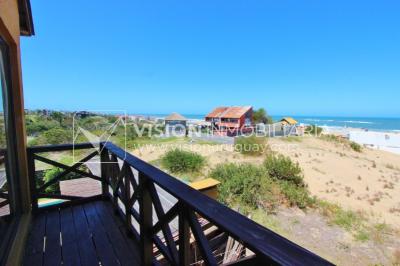 Espectacular Casa en Punta del Diablo a pasos del mar; piscina climatizada, barbacoa, chillout.