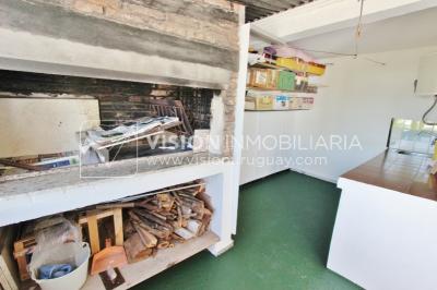 Casa impecable en La Teja, 3 dorm y 1 baño, barbacoa, garaje p/ 2 autos