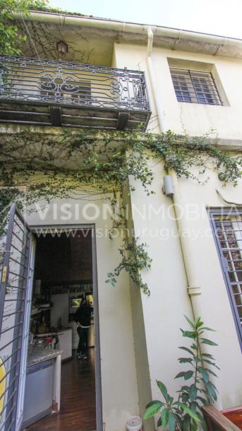 Casa de diseño, Padrón Único, Pocitos; 2 dorm en Suite, enorme salón doble altura, terreno 219 m2 con buen fondo y parrillero, 203 m2 construidos, Garaje.-18