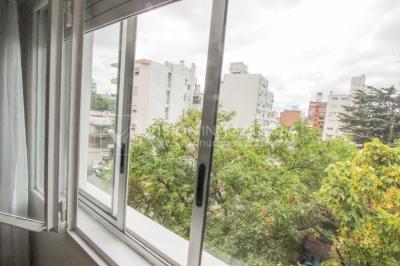 Apartamento en Pocitos, 2 dormitorios y 1 baño, Al Frente, 400 mts de Rambla, con Estufa a Leña y con Balcón - U$ 175.000