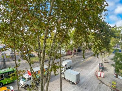 Apartamento con Renta en Venta al frente 2 Dormitorios 2 Baños, La Blanqueada, Av. 8 de Octubre, en Piso 3. Semiequipado. Amenities: 3 Parrilleros, gran Patio Juegos para Niños. Portería y Vigilancia