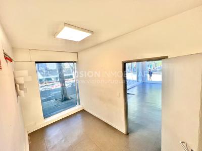 Oportunidad Alquiler de Local Comercial en la Esquina de Av Gral Rivera y Mario Cassinoni casi Bvar Artigas. $100.000 pesos mensuales, sin GC. Son 95 m2, Planta Baja.