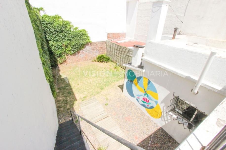 Padrón Único de 280 m2 en Punta Carretas a 50 mts. de Rambla. 132 m2 construidos. Ideal para proyectar su casa, edificio de 3 o 4 pisos, empresa, local gastronómico o restaurante, clínica, instituto u otro. Originalmente 2 dorm y 2 baños, garaje, pat-30