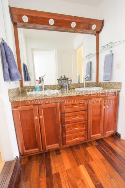 Casa inmaculada, reciclaje gran nivel, diseño y confort, Padrón Único, Punta Carretas; 3 dorm y 3 baños, barbacoa cerrada y terraza al frente, patio interior, 202 m2 construidos. A 20 mts. de Rambla, vista lateral al mar.