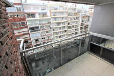 Apartamento al Frente de 1 Dormitorio y 1 Baño, impecable, Pocitos