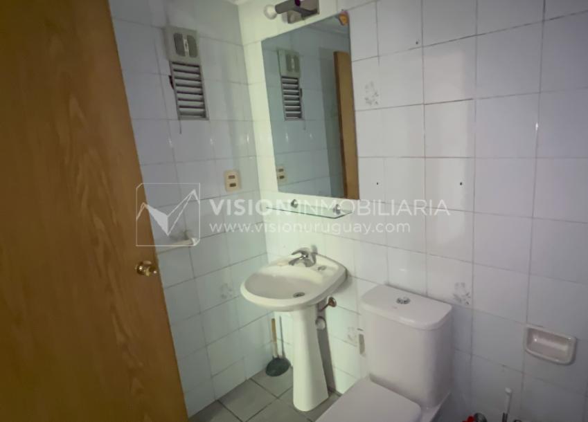 Apartamento con Renta en Venta al frente 2 Dormitorios 2 Baños, La Blanqueada, Av. 8 de Octubre, en Piso 3. Semiequipado. Amenities: 3 Parrilleros, gran Patio Juegos para Niños. Portería y Vigilancia-47