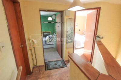 Casa moderna 2 dorm, 2 baños, 409 m2 terreno y 157m2 construidos, Fortin de Santa Rosa, con buen fondo y barbacoa, Garaje.