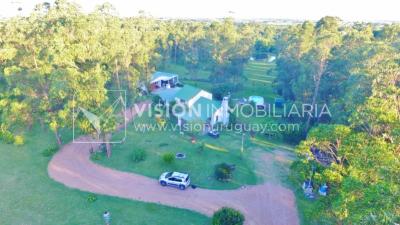 Chacra de 15 hás con el confort de hermosa casa reciclada, barbacoa y piscina climatizada.