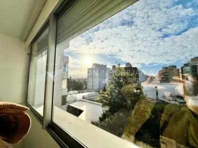 Apartamento en Venta en Pocitos / Punta Carretas.  Bajó de Precio!!  2 Dormitorios, uno en Suite con Vestidor.  2 Baños, Balcón, terminaciones Premium.  Se vende Amueblado. Tiene cómodo Garaje para 1 auto.  Piso 4 al frente.  Amenities: Barbacoa y Gy