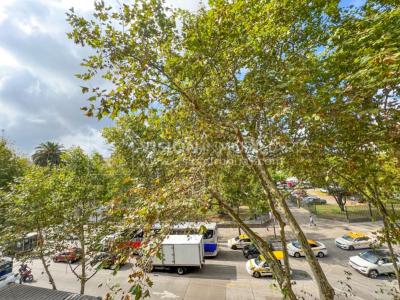 Apartamento con Renta en Venta al frente 2 Dormitorios 2 Baños, La Blanqueada, Av. 8 de Octubre, en Piso 3. Semiequipado. Amenities: 3 Parrilleros, gran Patio Juegos para Niños. Portería y Vigilancia