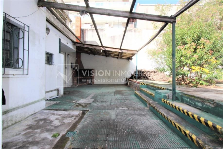 Padrón único de 641m2 en Pocitos con Casa de 13 ambientes, 302m2 construidos.-80