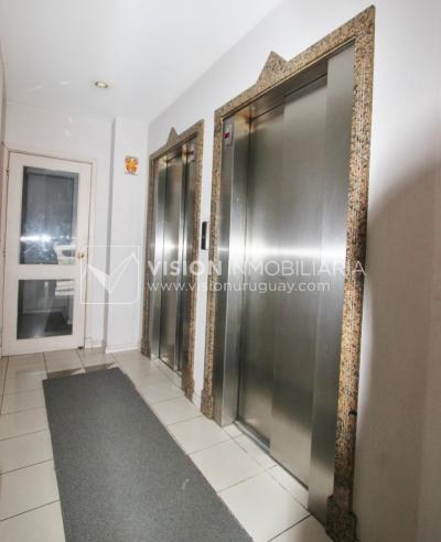 Apartamento-Monoambiente equipado, 25 m2, frente al Punta Carretas Shopping.