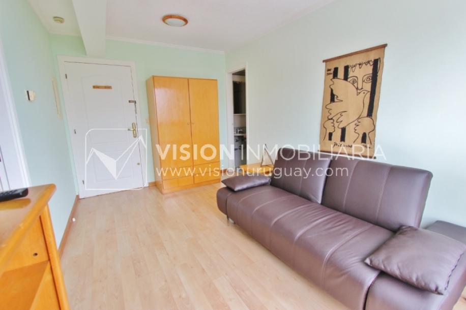 Apartamento-Monoambiente equipado, 25 m2, frente al Punta Carretas Shopping.-7