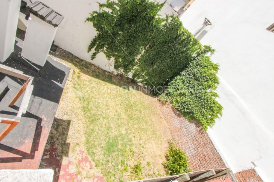 Padrón Único de 280 m2 en Punta Carretas a 50 mts. de Rambla. 132 m2 construidos. Ideal para proyectar su casa, edificio de 3 o 4 pisos, empresa, local gastronómico o restaurante, clínica, instituto u otro. Originalmente 2 dorm y 2 baños, garaje, pat-33