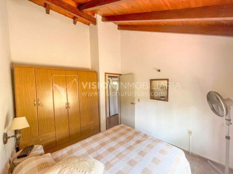 Venta de Casa en Santa Lucia del Este: 2 Dorm. y Baño, más Apto. 1 Dorm. y Baño. Estufa a Leña, Parrillero, Jardín, Fondo, Cochera Porsche, Cerco. 554 m2 de Terreno, 125 m2 construidos. a 150 mts de la Rambla. Se vende Totalmente Amueblada y Equipada-30