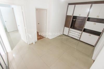 Apto Pocitos esq. Rambla, 3 Dorm 2 Baños, Cocina definida, 2do Piso al Frente, Garaje.
