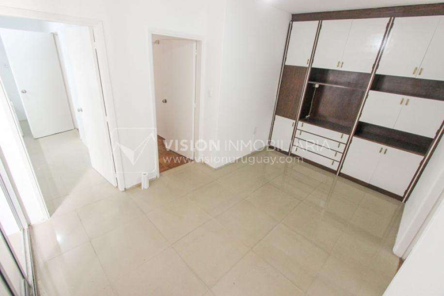 Apto Pocitos esq. Rambla, 3 Dorm 2 Baños, Cocina definida, 2do Piso al Frente, Garaje.-14