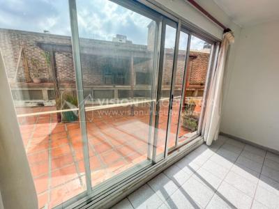 Apartamento con Renta en Venta al frente 2 Dormitorios 2 Baños, La Blanqueada, Av. 8 de Octubre, en Piso 3. Semiequipado. Amenities: 3 Parrilleros, gran Patio Juegos para Niños. Portería y Vigilancia