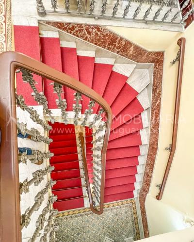 Oportunidad de Inversión: Venta de Mansión de 1905 de prestancia Señorial. Son 676 m2 en 2 plantas. Inmaculada, gran nivel. Amueblada. Ciudad Vieja. Terreno de 393 m2. Fachada de 10,5 mts. por calle Misiones. Protección Patrimonial grado 3 - U$ 507.1