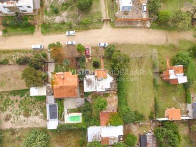 Casa moderna 2 dorm, 2 baños, 409 m2 terreno y 157m2 construidos, Fortin de Santa Rosa, con buen fondo y barbacoa, Garaje.