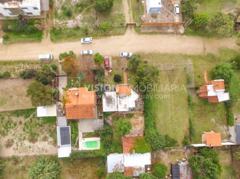 Casa moderna 2 dorm, 2 baños, 409 m2 terreno y 157m2 construidos, Fortin de Santa Rosa, con buen fondo y barbacoa, Garaje.-52