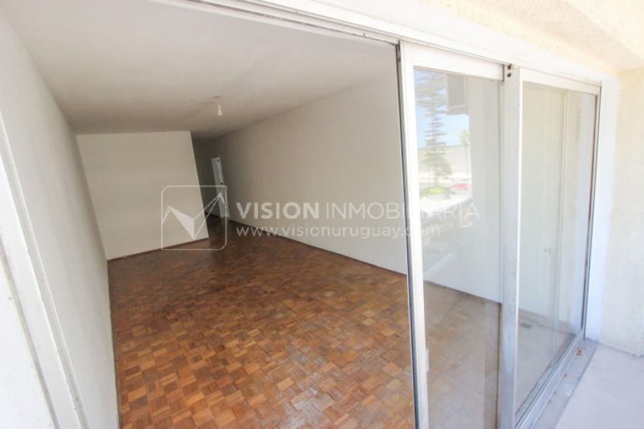 Apto Pocitos esq. Rambla, 3 Dorm 2 Baños, Cocina definida, 2do Piso al Frente, Garaje.-3