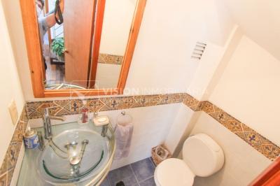 Casa inmaculada, reciclaje gran nivel, diseño y confort, Padrón Único, Punta Carretas; 3 dorm y 3 baños, barbacoa cerrada y terraza al frente, patio interior, 202 m2 construidos. A 20 mts. de Rambla, vista lateral al mar.