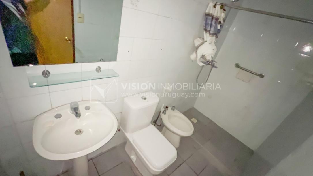 Apartamento con Renta en Venta al frente 2 Dormitorios 2 Baños, La Blanqueada, Av. 8 de Octubre, en Piso 3. Semiequipado. Amenities: 3 Parrilleros, gran Patio Juegos para Niños. Portería y Vigilancia-41