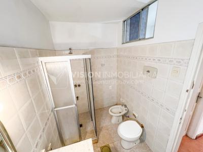 Casa en Venta de 3 Dormitorios, 2 Baños, Garaje, Jardín y Patio. 130 m2 construidos en Propiedad Horizontal -padrón de 290 m2-, en Malvín Sur a 50 mts. de Plaza Italia. U$ 220.000