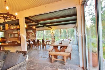 Chacra de 15 hás con el confort de hermosa casa reciclada, barbacoa y piscina climatizada.