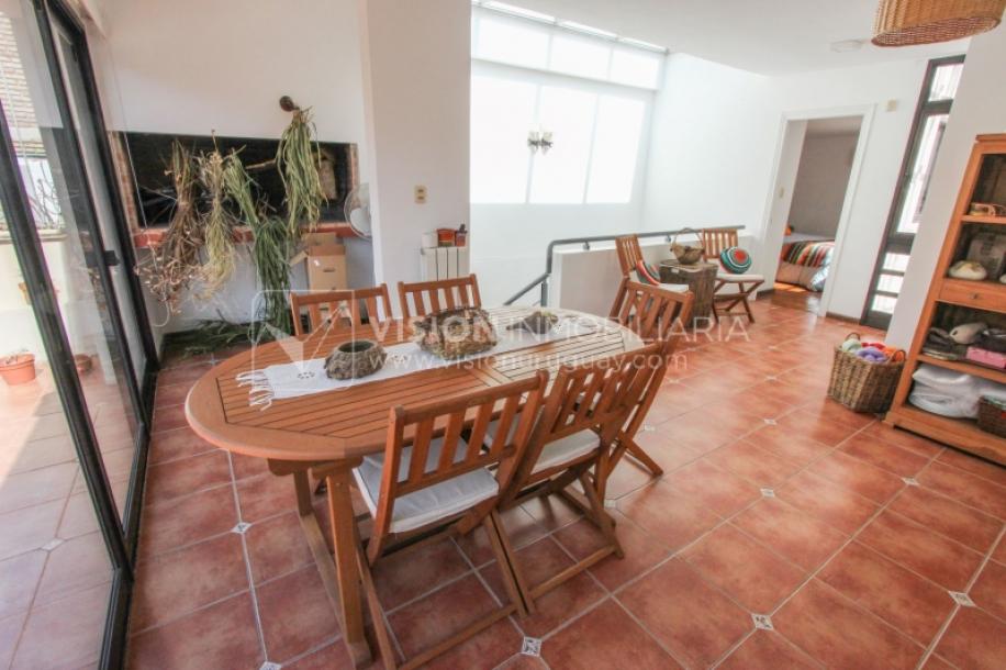 Casa inmaculada, reciclaje gran nivel, diseño y confort, Padrón Único, Punta Carretas; 3 dorm y 3 baños, barbacoa cerrada y terraza al frente, patio interior, 202 m2 construidos. A 20 mts. de Rambla, vista lateral al mar.-79