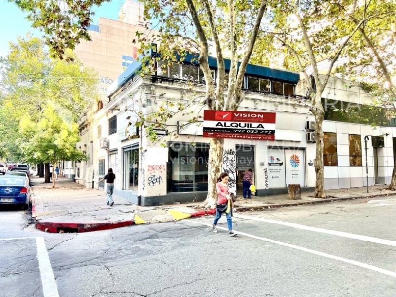 Oportunidad Alquiler de Local Comercial en la Esquina de Av Gral Rivera y Mario Cassinoni casi Bvar Artigas. $100.000 pesos mensuales, sin GC. Son 95 m2, Planta Baja.-0