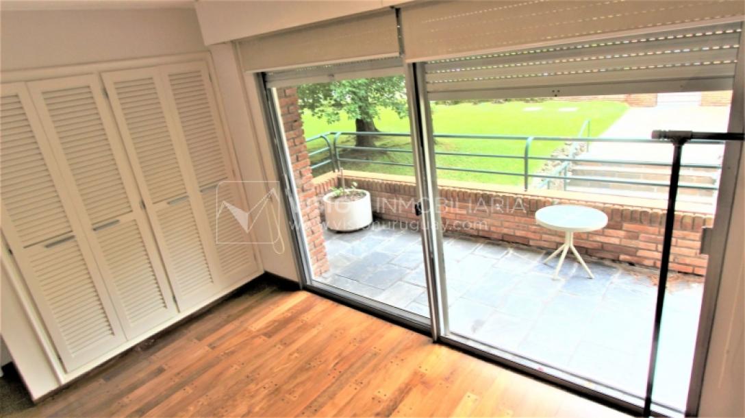 Alquile U$S 3.900 /mes - Distinguido Apartamento en Carrasco de 234 m2, 4 Dormitorios más Servicio, 2 Garajes.-18