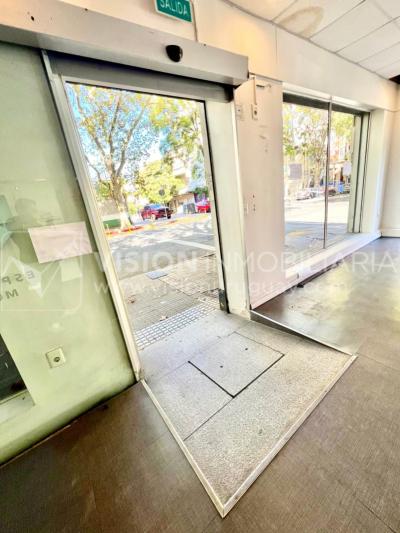 Oportunidad Alquiler de Local Comercial en la Esquina de Av Gral Rivera y Mario Cassinoni casi Bvar Artigas. $100.000 pesos mensuales, sin GC. Son 95 m2, Planta Baja.