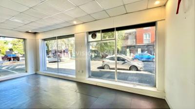 Oportunidad Alquiler de Local Comercial en la Esquina de Av Gral Rivera y Mario Cassinoni casi Bvar Artigas. $100.000 pesos mensuales, sin GC. Son 95 m2, Planta Baja.