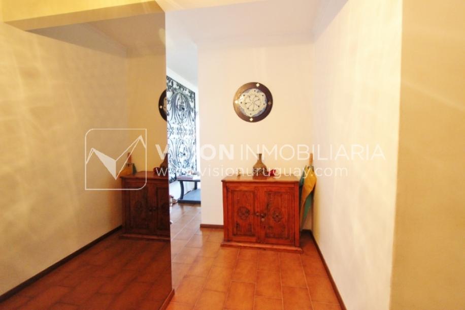 Apartamento en piso alto, 2 dorm. y servicio, muy amplios ambientes 118m2 con amenities y gran confort.-12