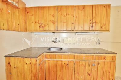 Excelente Apartamento en Pocitos, Pagola casi Rambla; 3 dormitorios y 2 baños, cocina definida. Con Garaje.