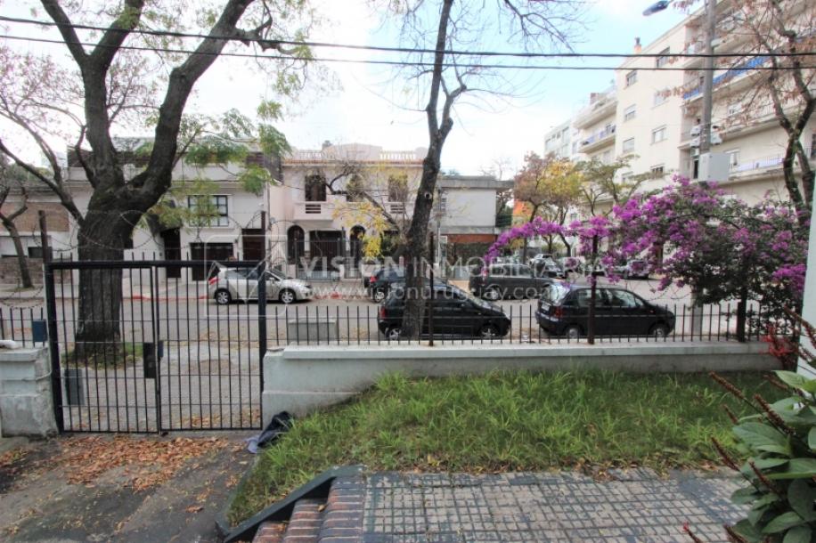 Padrón único de 641m2 en Pocitos con Casa de 13 ambientes, 302m2 construidos.-25