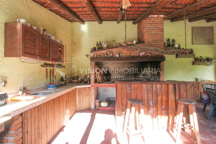 Casa moderna 2 dorm, 2 baños, 409 m2 terreno y 157m2 construidos, Fortin de Santa Rosa, con buen fondo y barbacoa, Garaje.-42