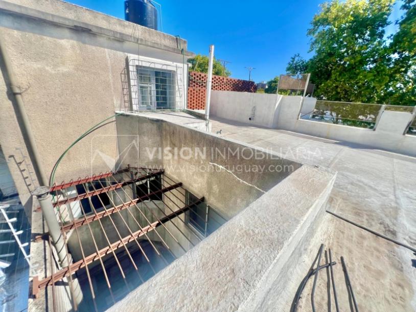 Apartamento Duplex en Venta ideal Renta. Al frente, 4 Dormitorios y 2 Baños, La Unión sobre Av. 8 de Octubre, Piso 1 por escalera, reciclado, impecable para entrar ya. 204 m2 totales 111 m2 interiores + 93 m2 Terrazas. Parrillero.-50