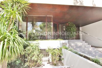 Alquila Apto. de 200m2 sobre el Parque Villa Biarritz, 3 dorm+servicio, garaje