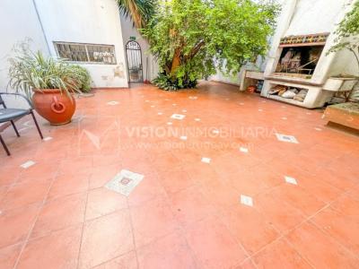 Oportunidad de Inversión: Venta de Mansión de 1905 de prestancia Señorial. Son 676 m2 en 2 plantas. Inmaculada, gran nivel. Amueblada. Ciudad Vieja. Terreno de 393 m2. Fachada de 10,5 mts. por calle Misiones. Protección Patrimonial grado 3 - U$ 507.1